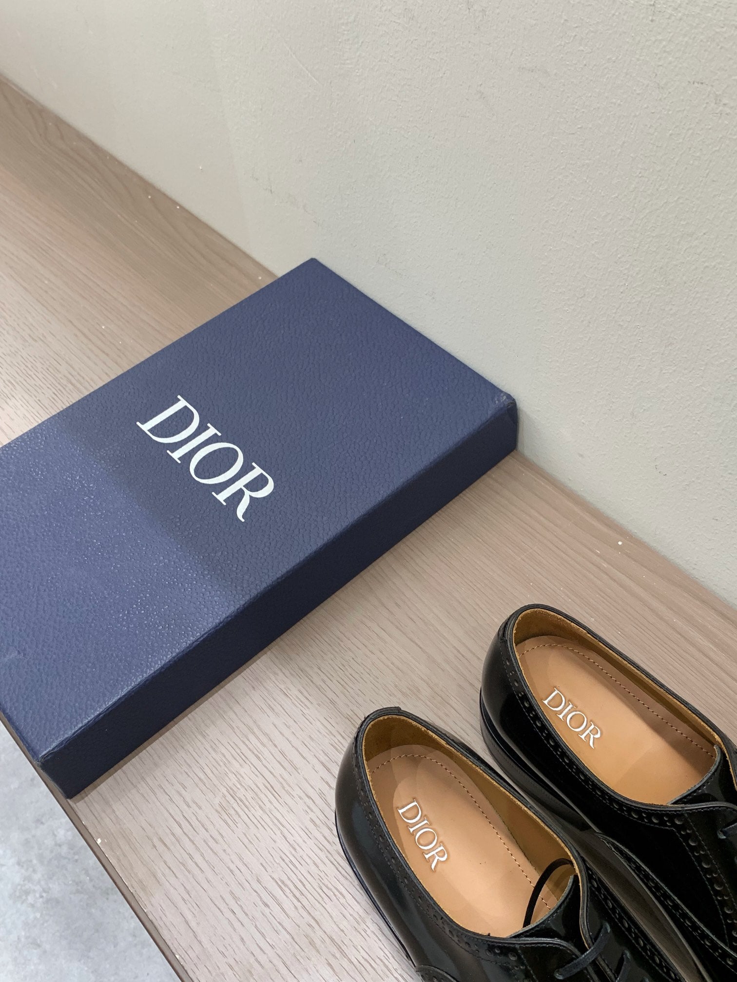 Unisex Dior patent leather lace-up shoes with Dior logo on the insole