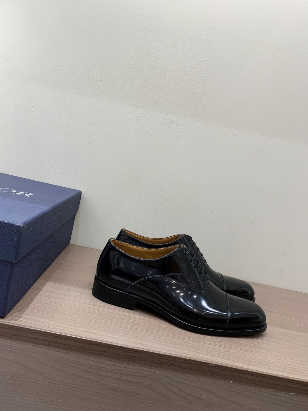 Dior unisex lace-up Oxford shoes in black patent leather, side profile