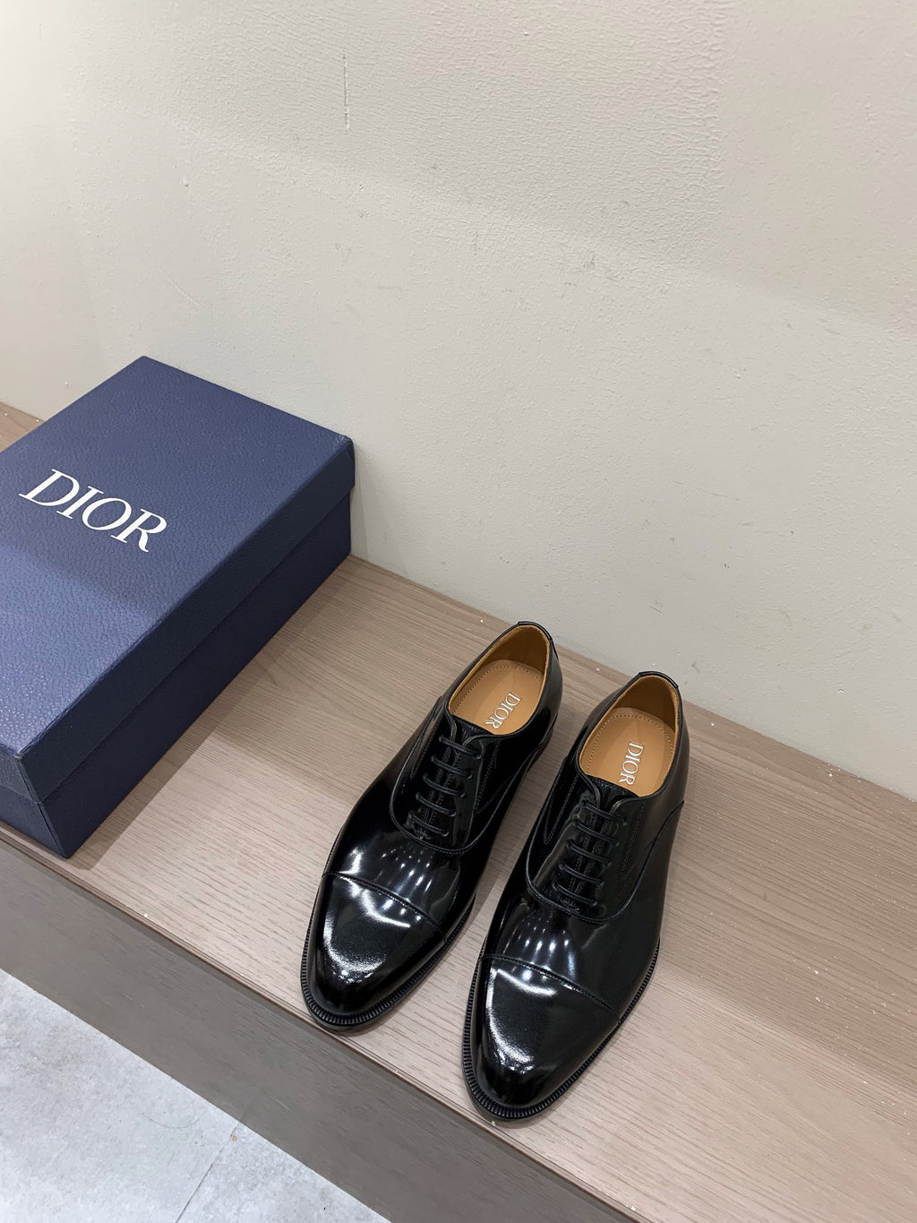 Dior unisex lace-up Oxford shoes in black patent leather, side view