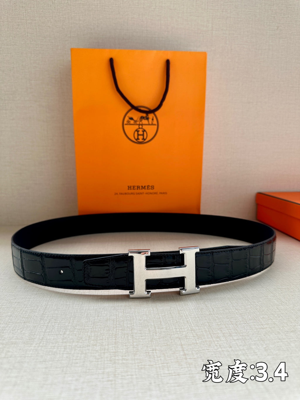Hermes belt in dark leather with embossed texture and silver H buckle