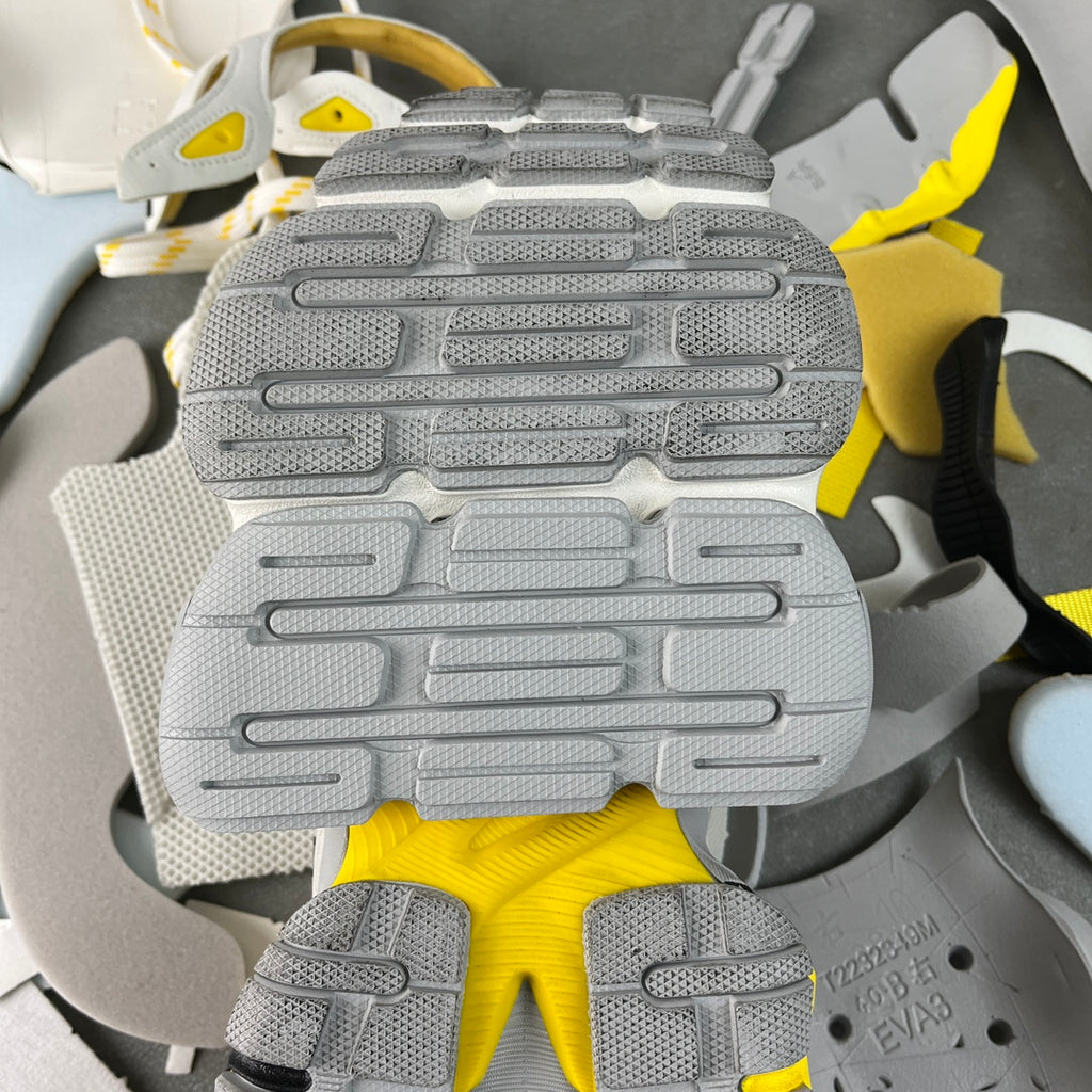 Balenciaga sneakers treaded outsole in light gray with embossed traction lines