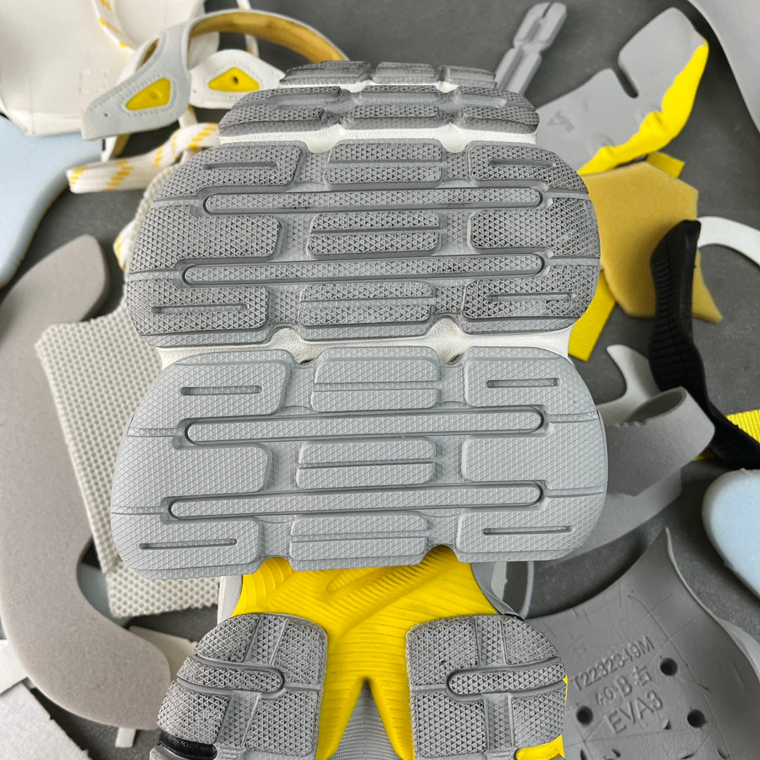 Balenciaga sneakers treaded outsole in light gray with embossed traction lines