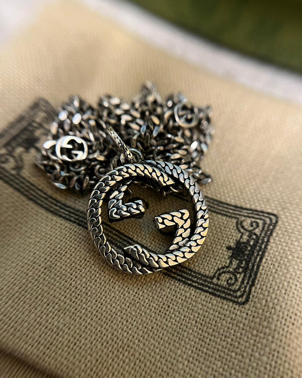 Circular GG heart pendant on silver-toned chain necklace