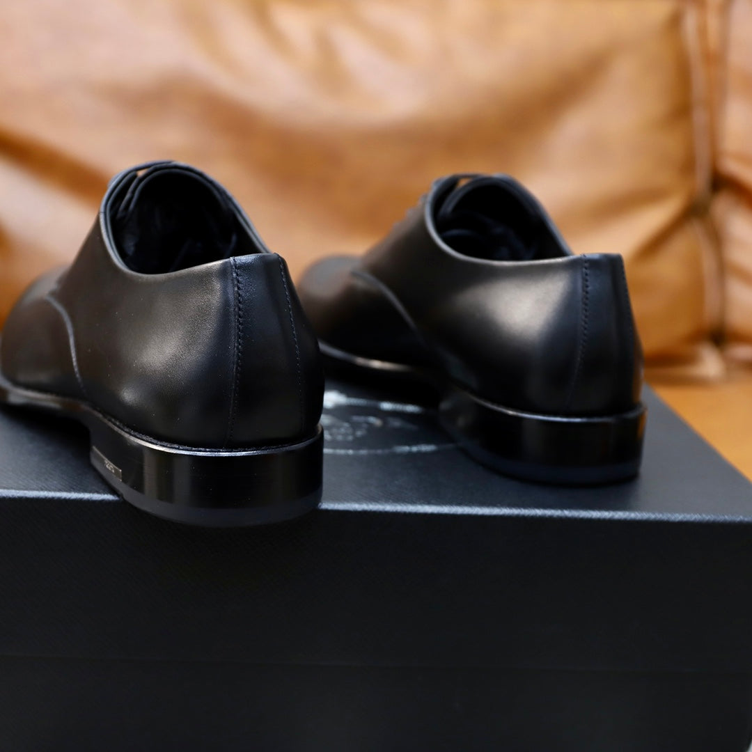 Black leather lace-up oxford shoes, back view with heel profile