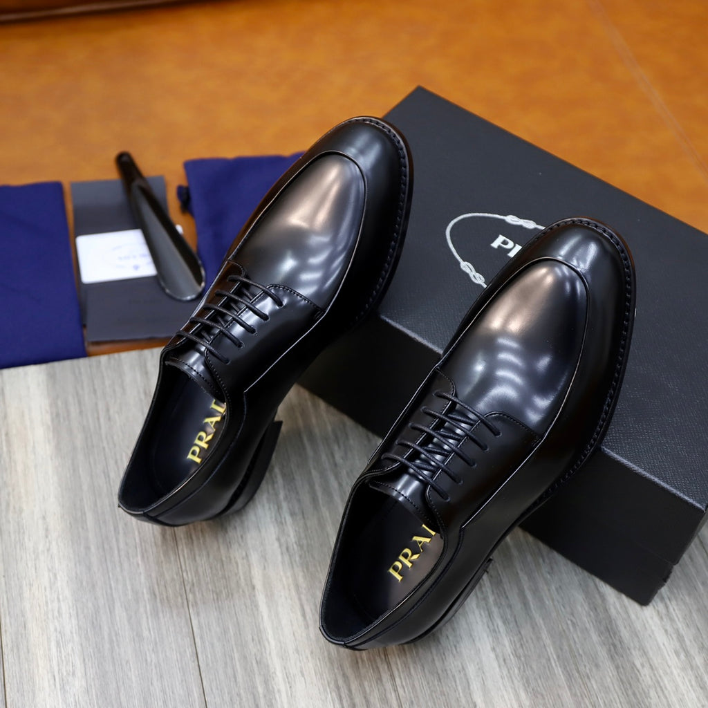 Black leather oxford shoes, gold-toned lining, lace-up vamp and rounded toe.