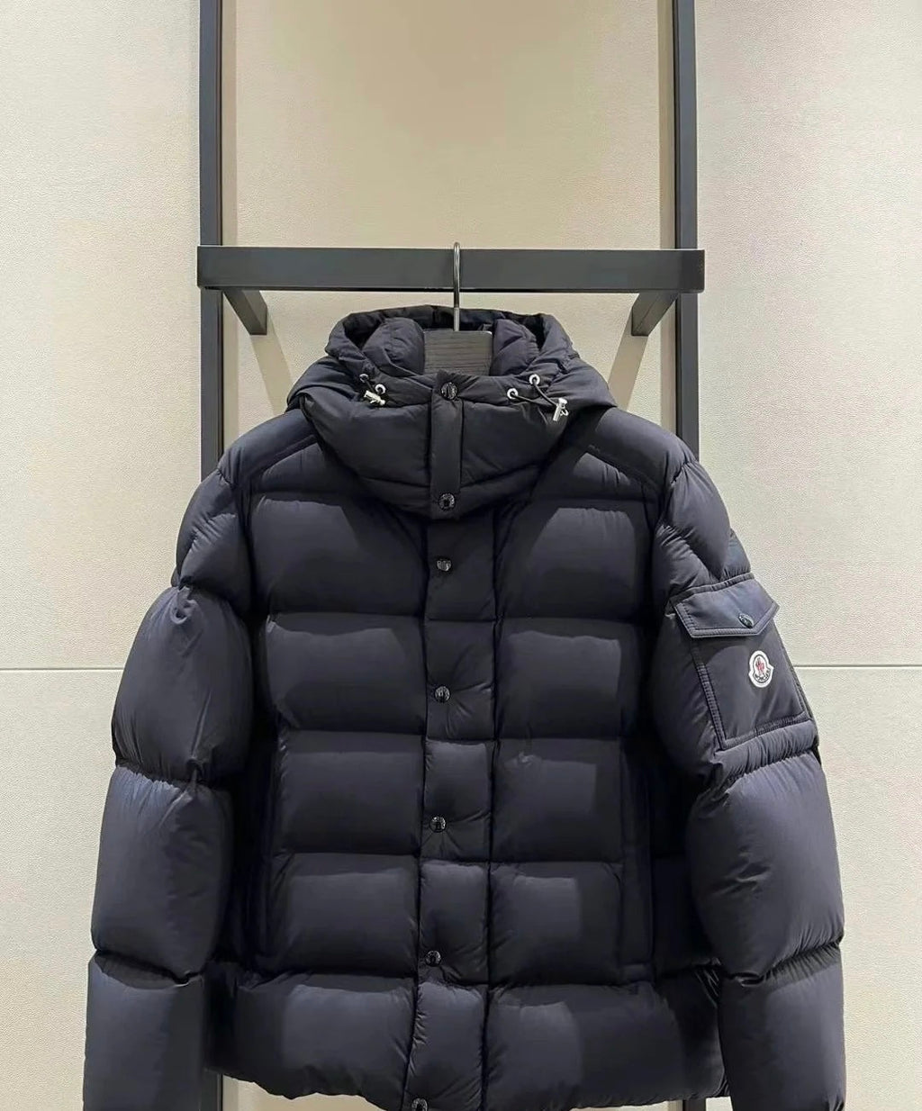 Long puffer jacket in dark color, hood with drawstrings, front zip and buttons