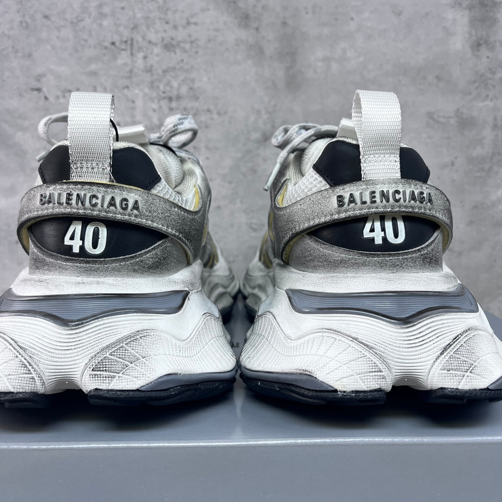 Unisex Balenciaga sneakers heel view, black heel badge with BA L E N C I A G A and 40