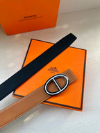 Dark leather belt with O-shaped silver buckle