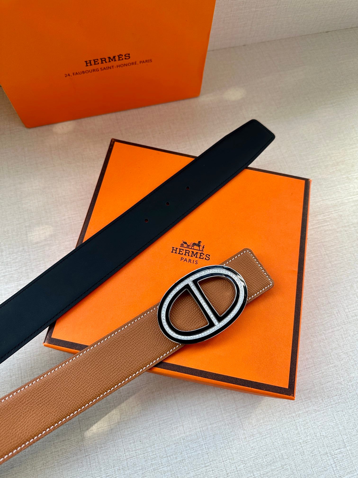 Dark leather belt with O-shaped silver buckle