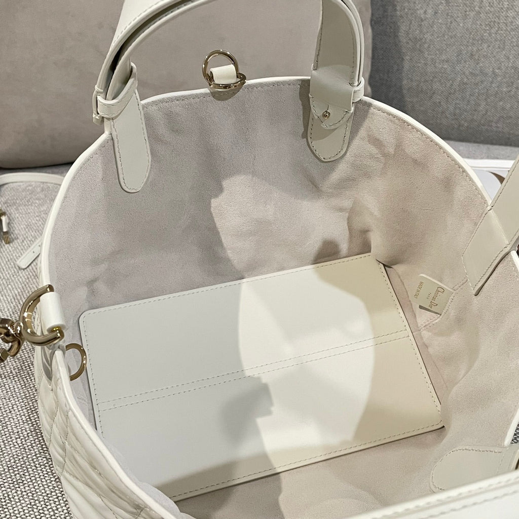 White handbag interior with wide pocket and quilted lining