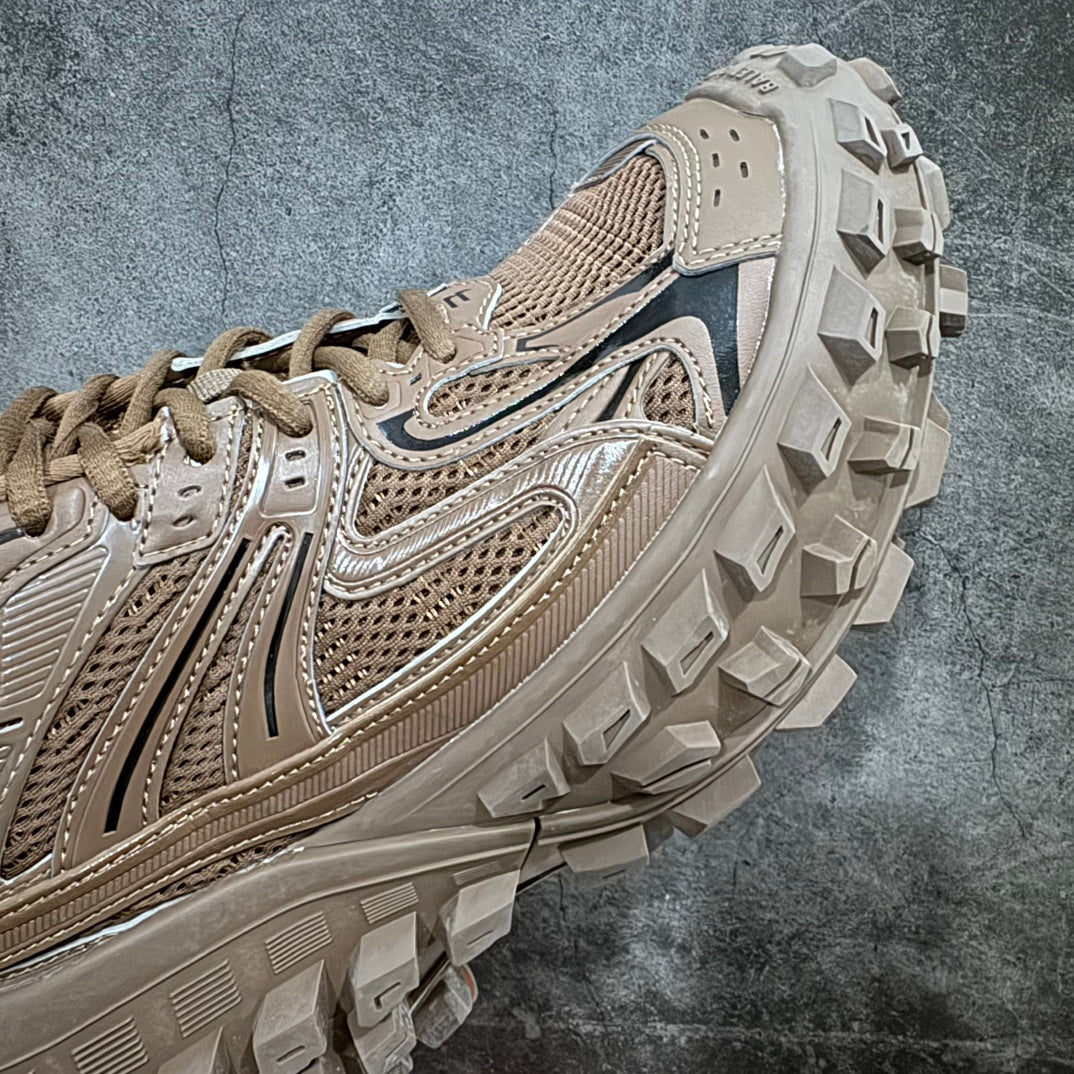 Unisex sneakers, beige mesh upper with layered stripes and chunky off-road sole