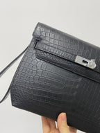 Hermes bag, side view with front flap, silver turn-lock and shoulder strap