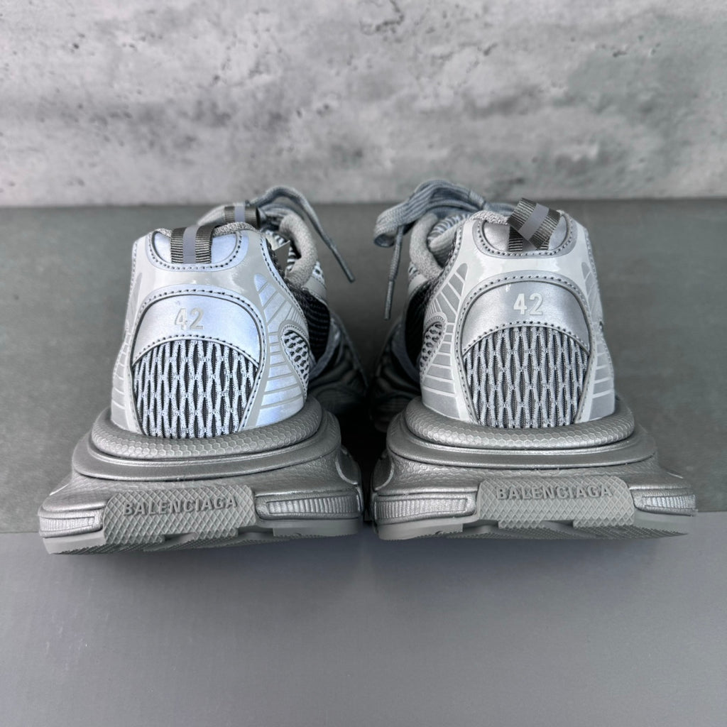 Balenciaga sneakers heel view, lace-up design with branded heel patch