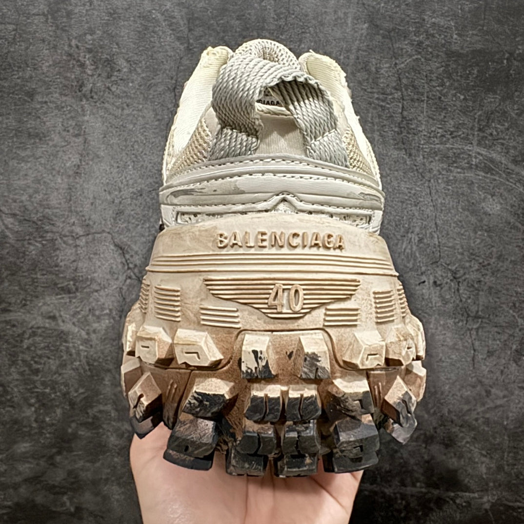 Balenciaga unisex sneakers heel, off-white back with BALENCIAGA logo and lug outsole