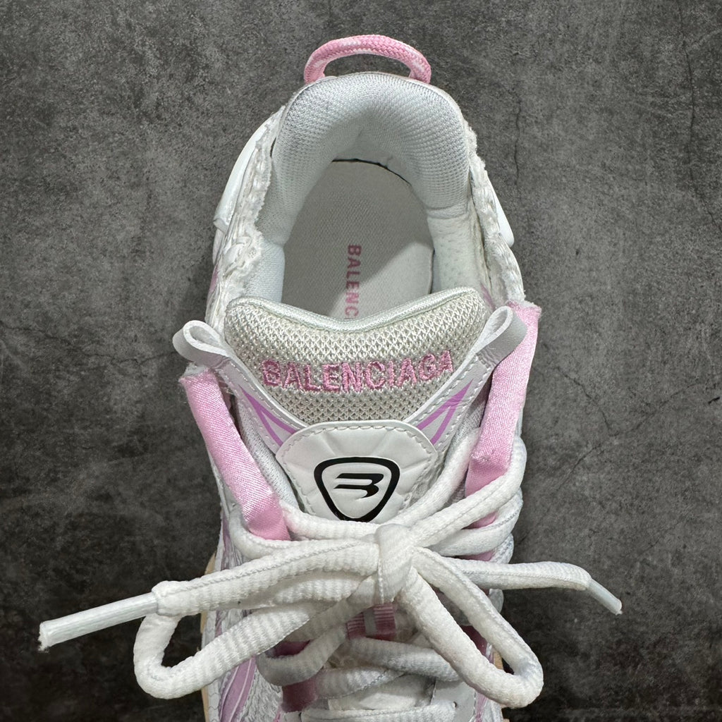 Balenciaga unisex sneaker heel back with BALENCIAGA logo and pink collar
