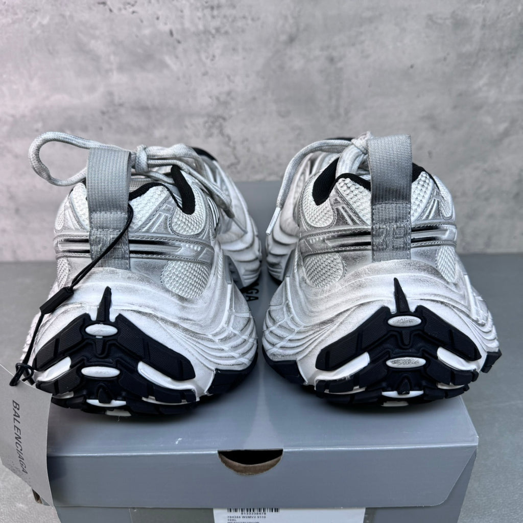 Balenciaga unisex sneakers heel view, light gray with black traction soles