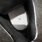 Unisex sneakers, black sock lining and off-white insole with stitching