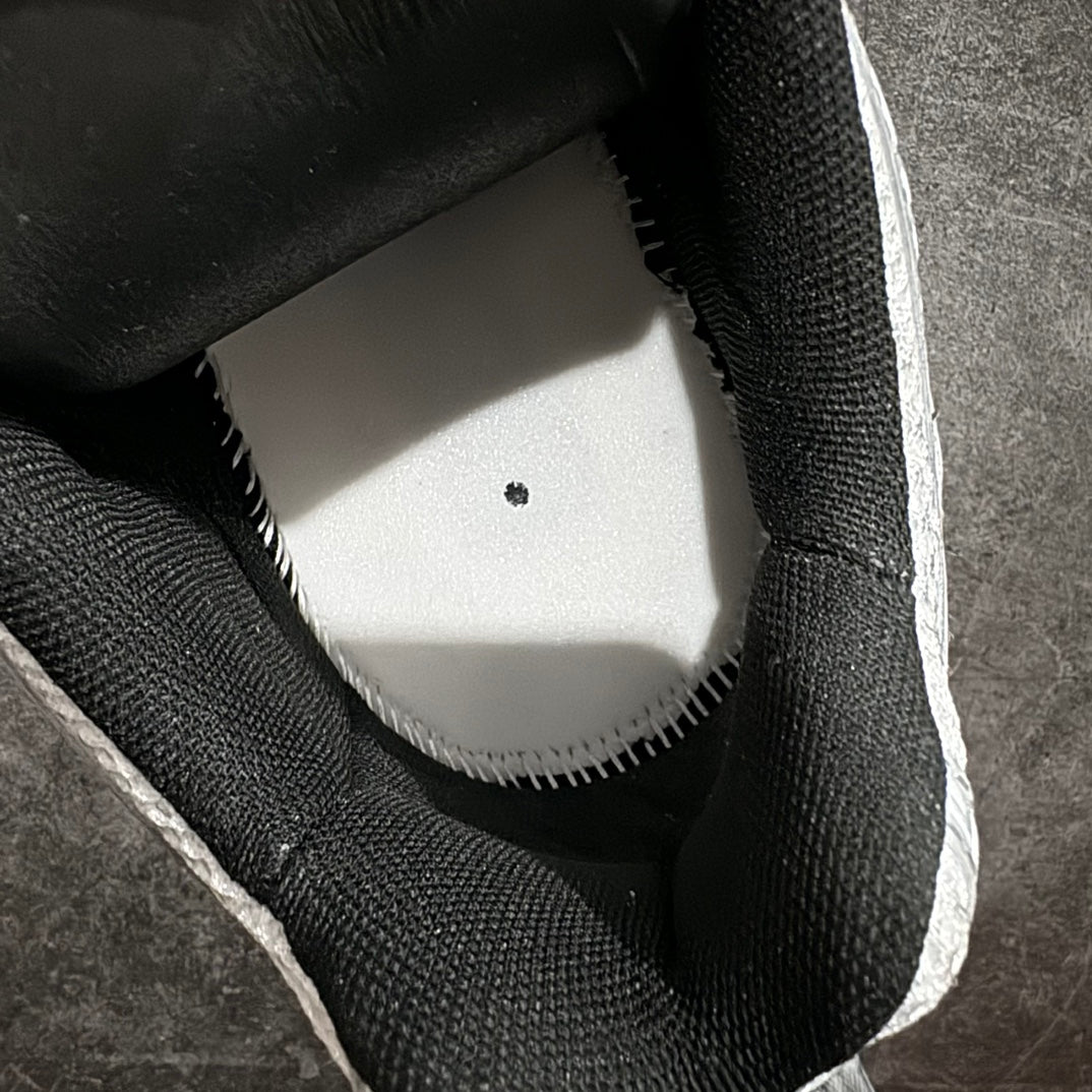 Unisex sneakers, black sock lining and off-white insole with stitching