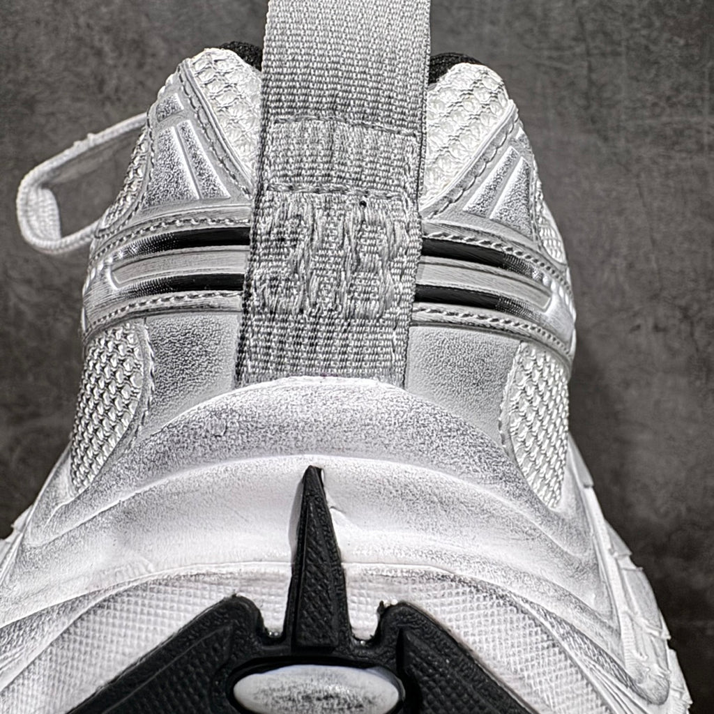 Unisex sneakers, silver heel with black pull tab and cushioned collar