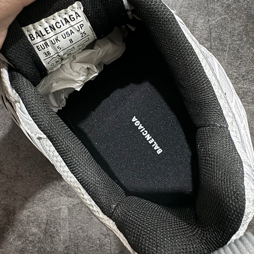 Unisex sneakers, interior size tag and woven sock lining