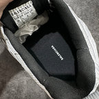 Unisex sneakers, interior size tag and woven sock lining