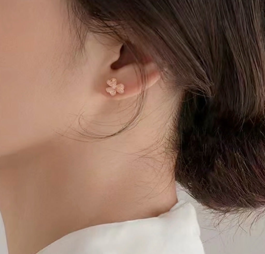 Four-leaf clover stud earring with rose-gold tone and clear stones