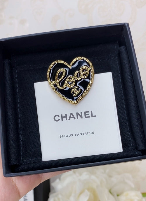 Heart-shaped gold-tone brooch with black enamel, in navy gift box