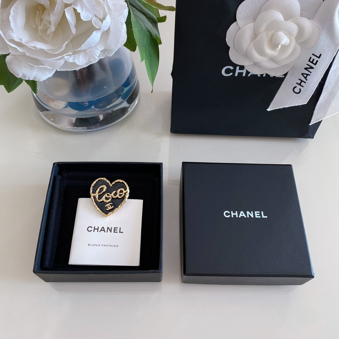 Heart brooch gift set with gold-tone emblem on a dark box, plus matching empty box