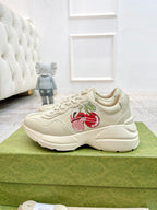 Unisex sneakers in light color with red logo on the side and thick midsole.