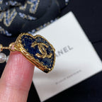 Blue heart charm pearl-bead bracelet close-up with gold side frame