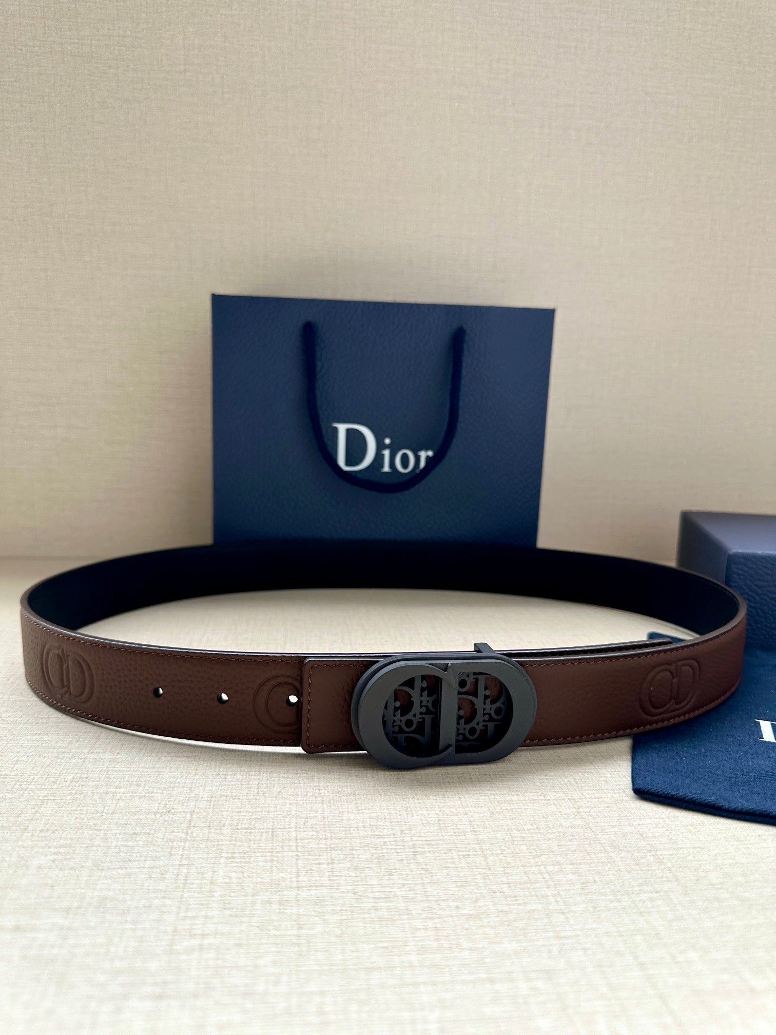 Dior belt in brown leather with oval logo buckle and adjustable holes