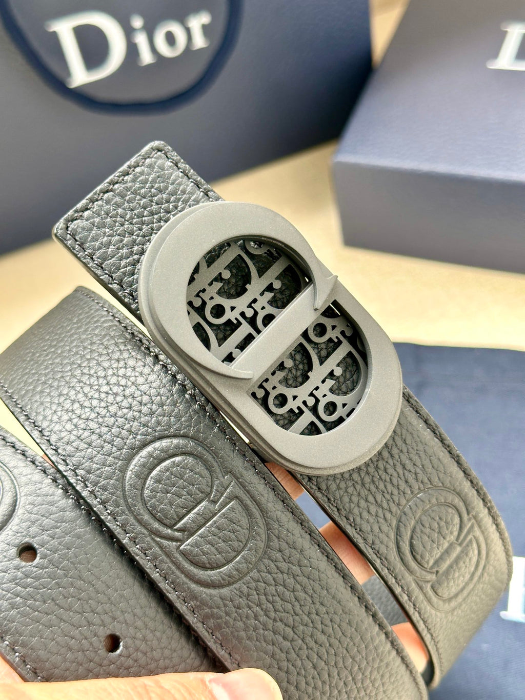 Dior belt in light gray leather with textured logo and round patterned buckle