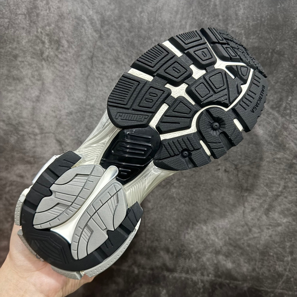 Balenciaga unisex sneaker outsole with tread pattern and PUMPER marking