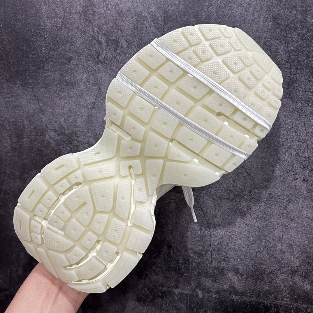 Balenciaga unisex sneakers outsole, off-white rubber tread with two-tone strip