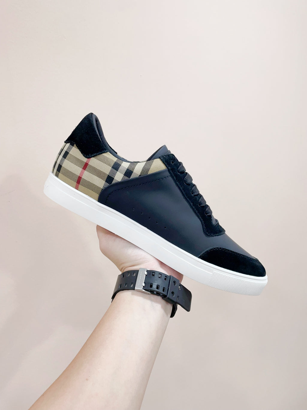Navy sneakers with check-pattern tongue and lace-up front, white sole