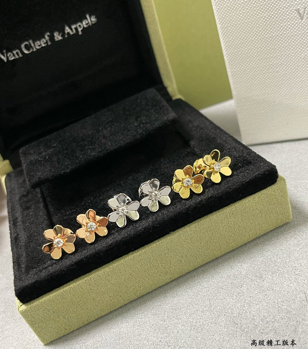 Clover charm bracelet with gold and silver flower motifs