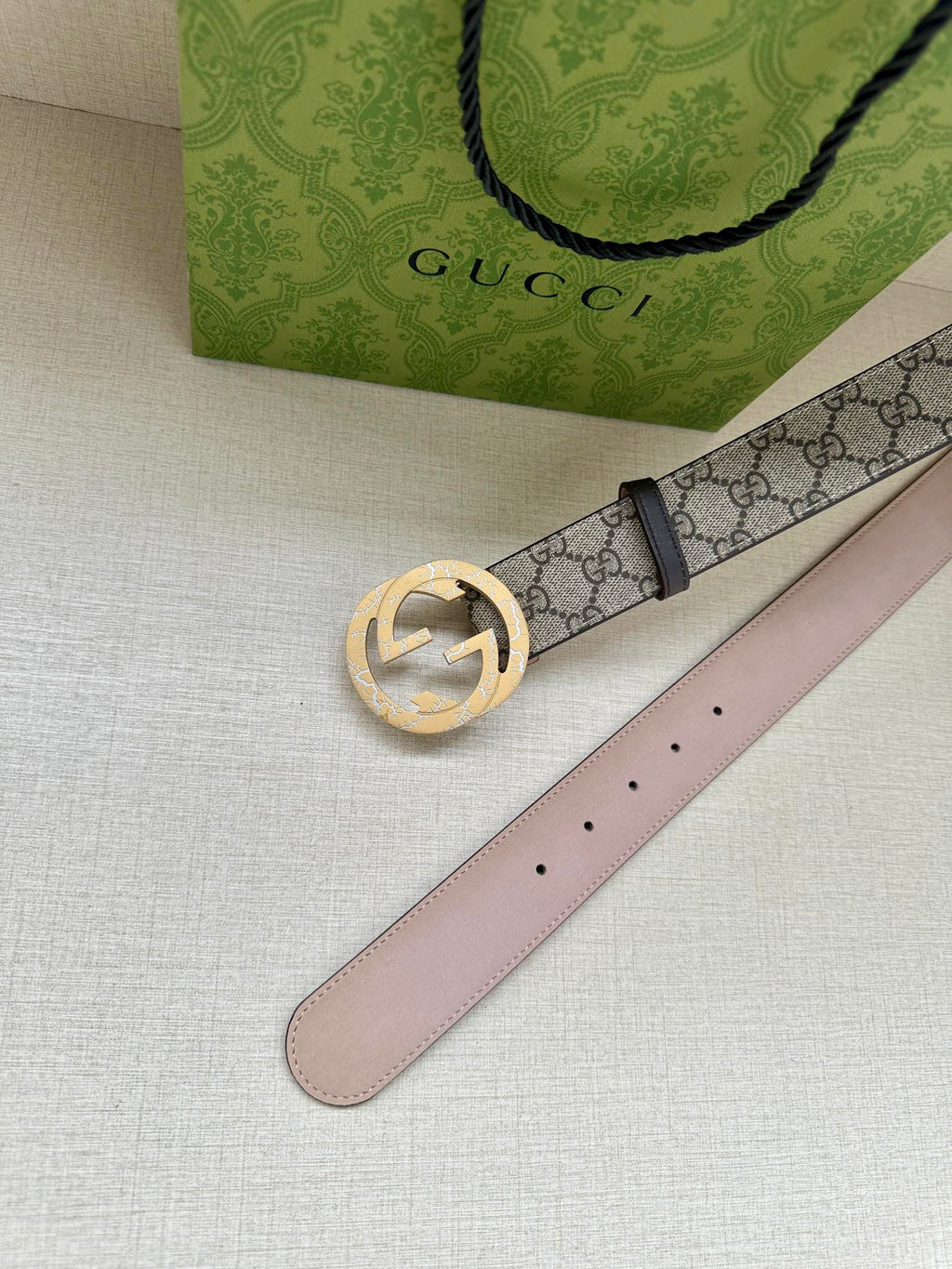 Gucci belt with beige GG canvas and black strap, round gold-toned buckle