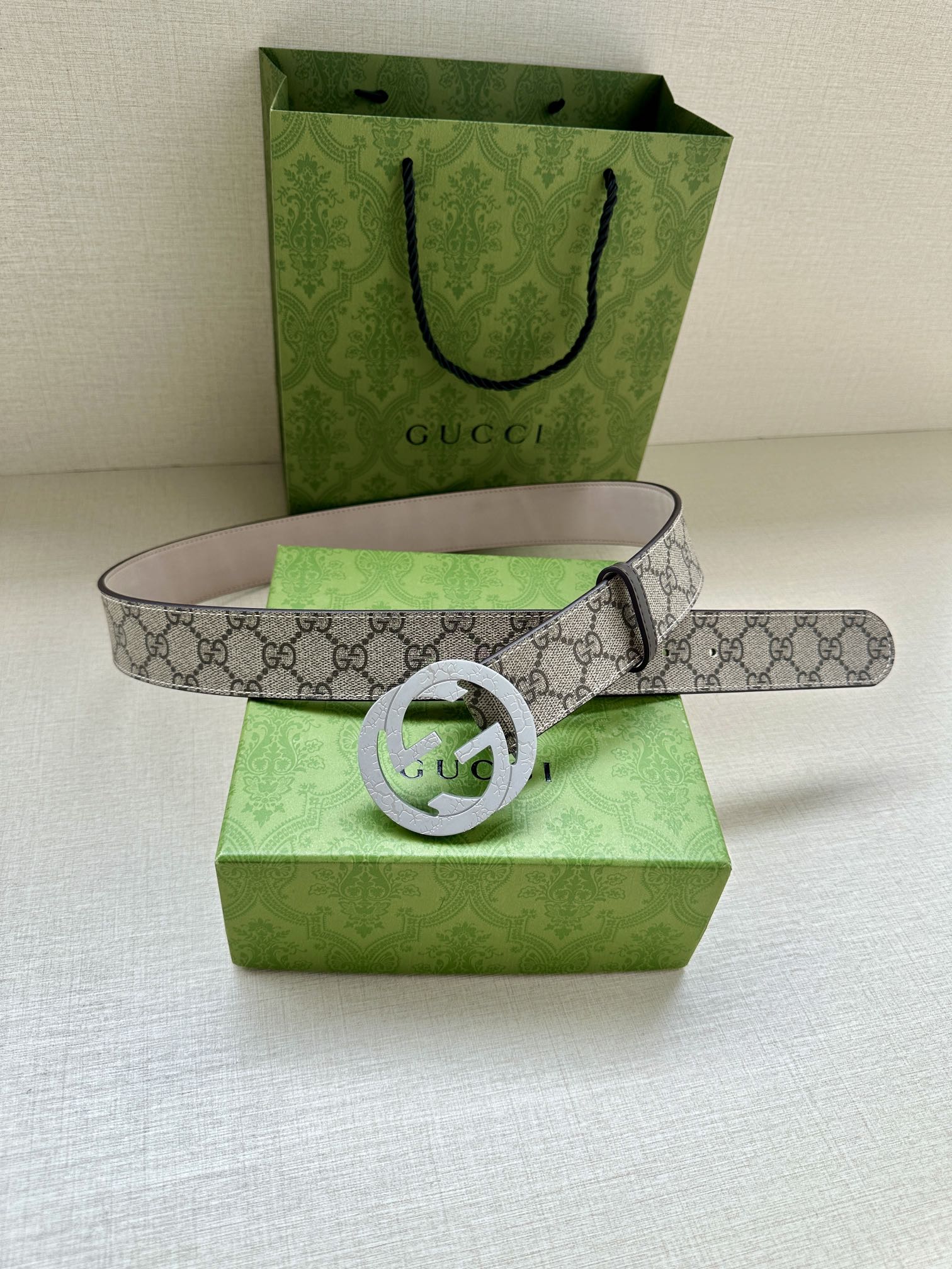 Gucci belt with beige GG canvas, silver double-G buckle, pink inner leather