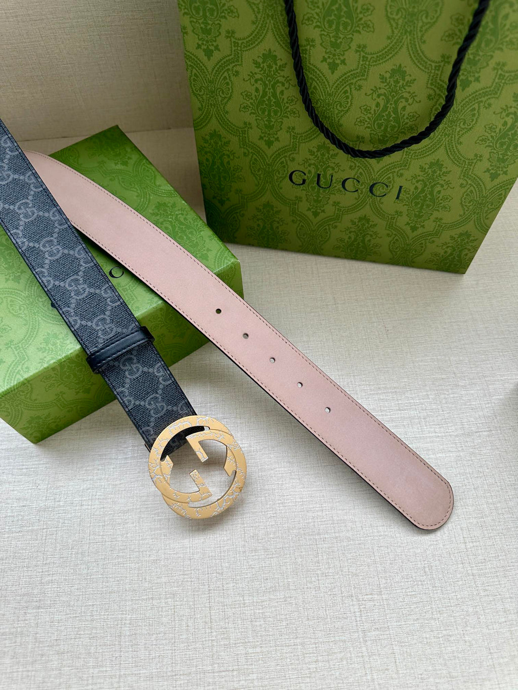 Gucci belt with pink leather side and gold-toned circular buckle