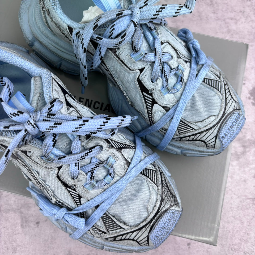 Unisex sneakers top view, light blue laces, suede-like panels with graphic stripe overlays