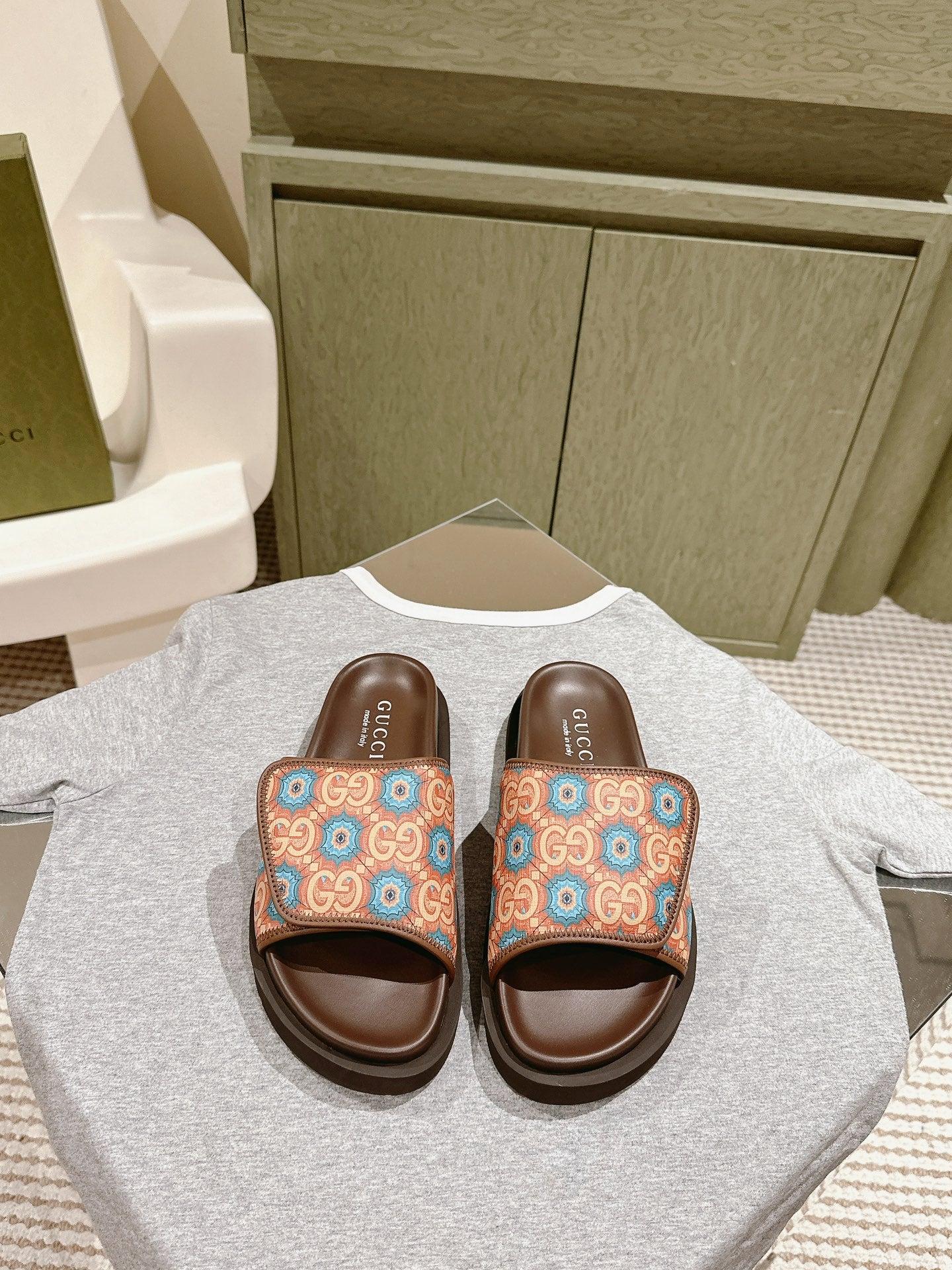 Gucci slide sandals with brown leather sole and multicolor patterned straps