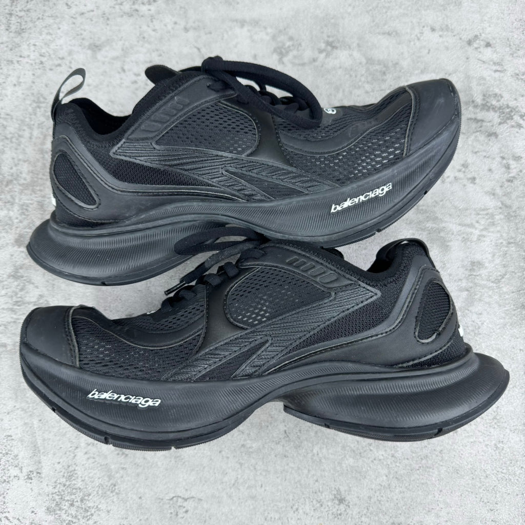 Unisex Balenciaga sneakers in dark gray/black with lace-up front and sculpted sole