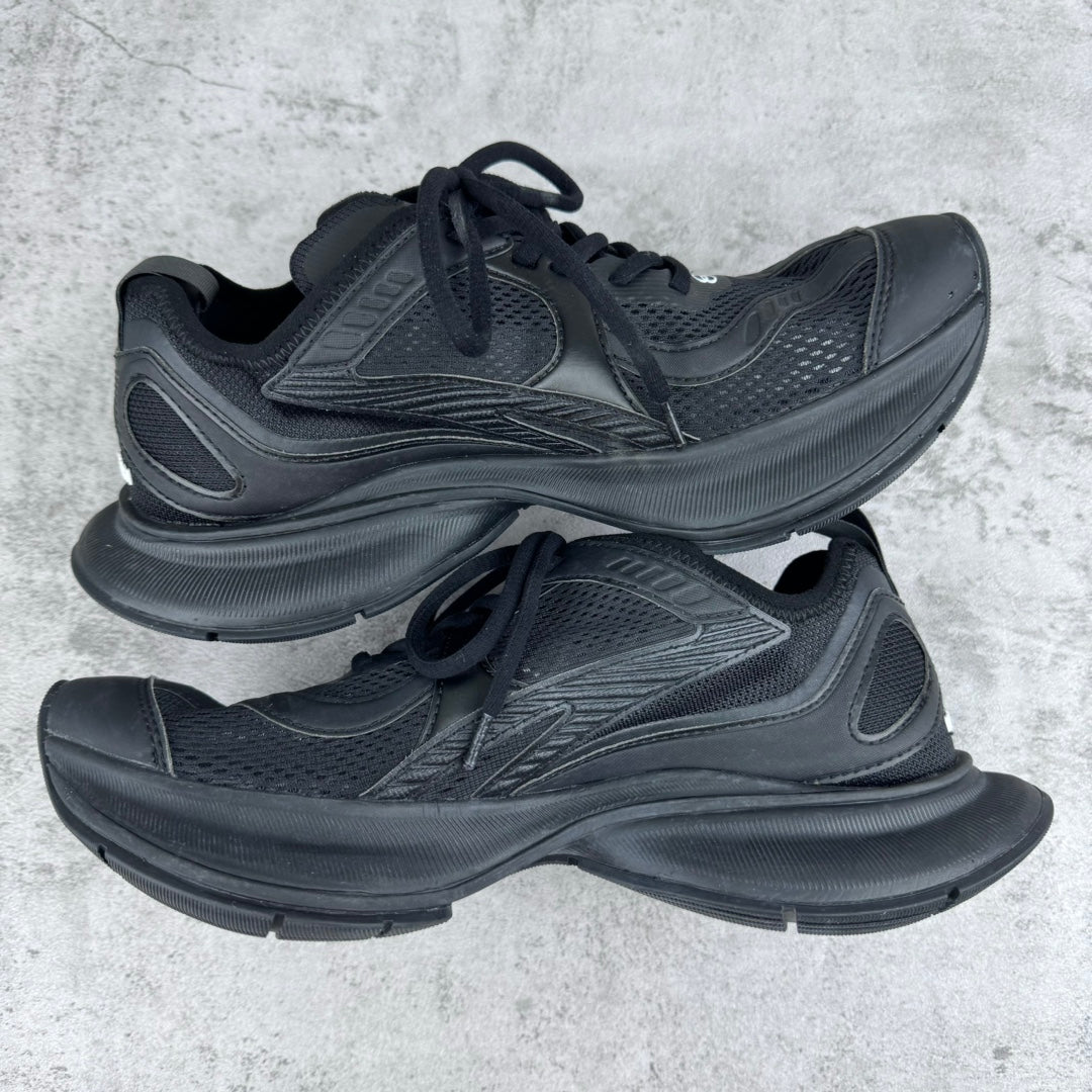 Unisex Balenciaga sneakers in dark gray/black with lace-up front and chunky sole