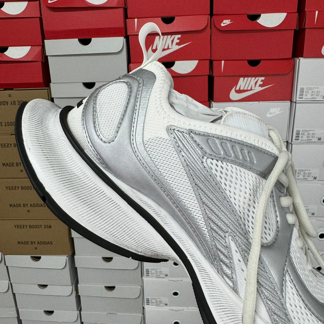 White unisex sneakers with padded collar and lace-up design