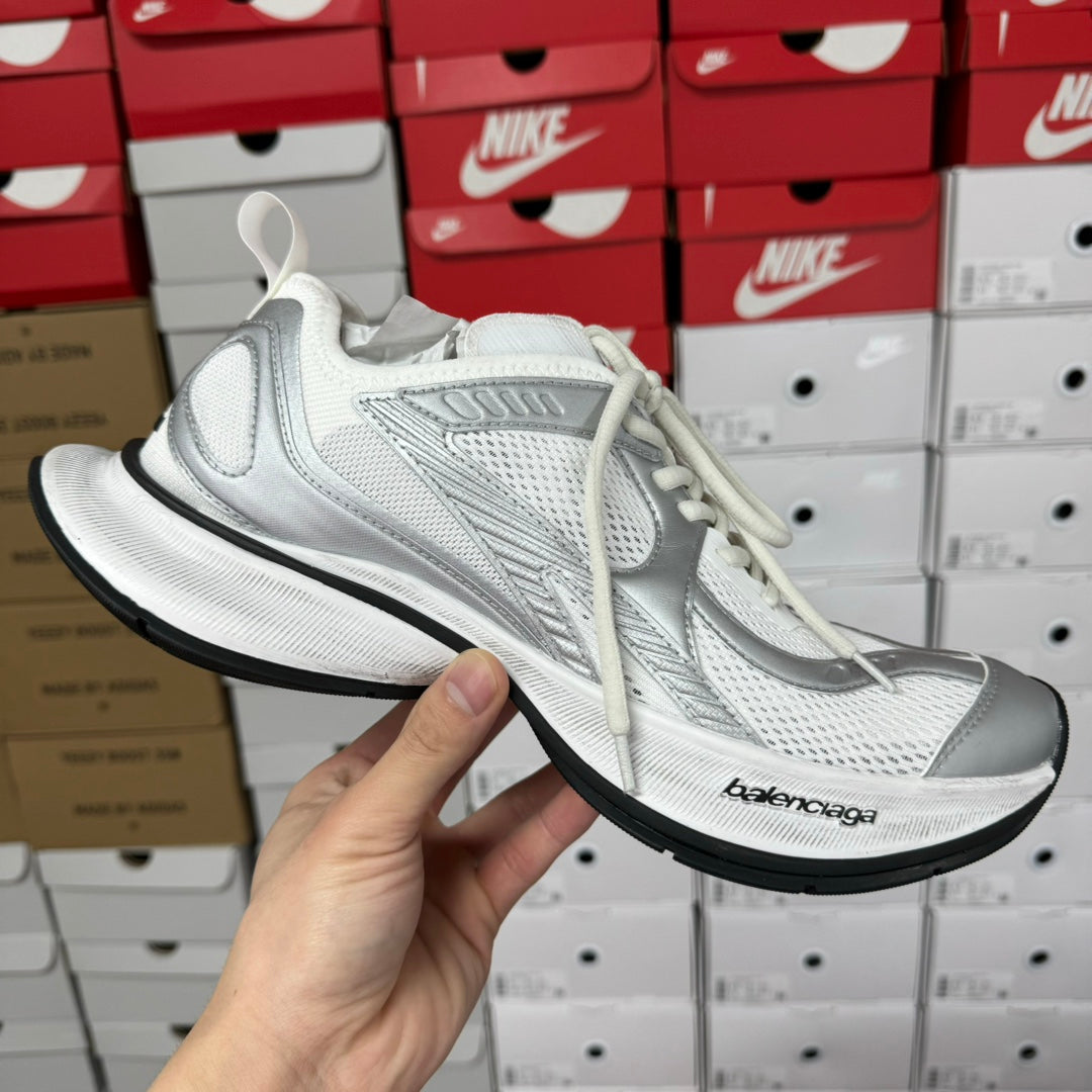 White Balenciaga unisex sneakers with mesh upper and lace-up front