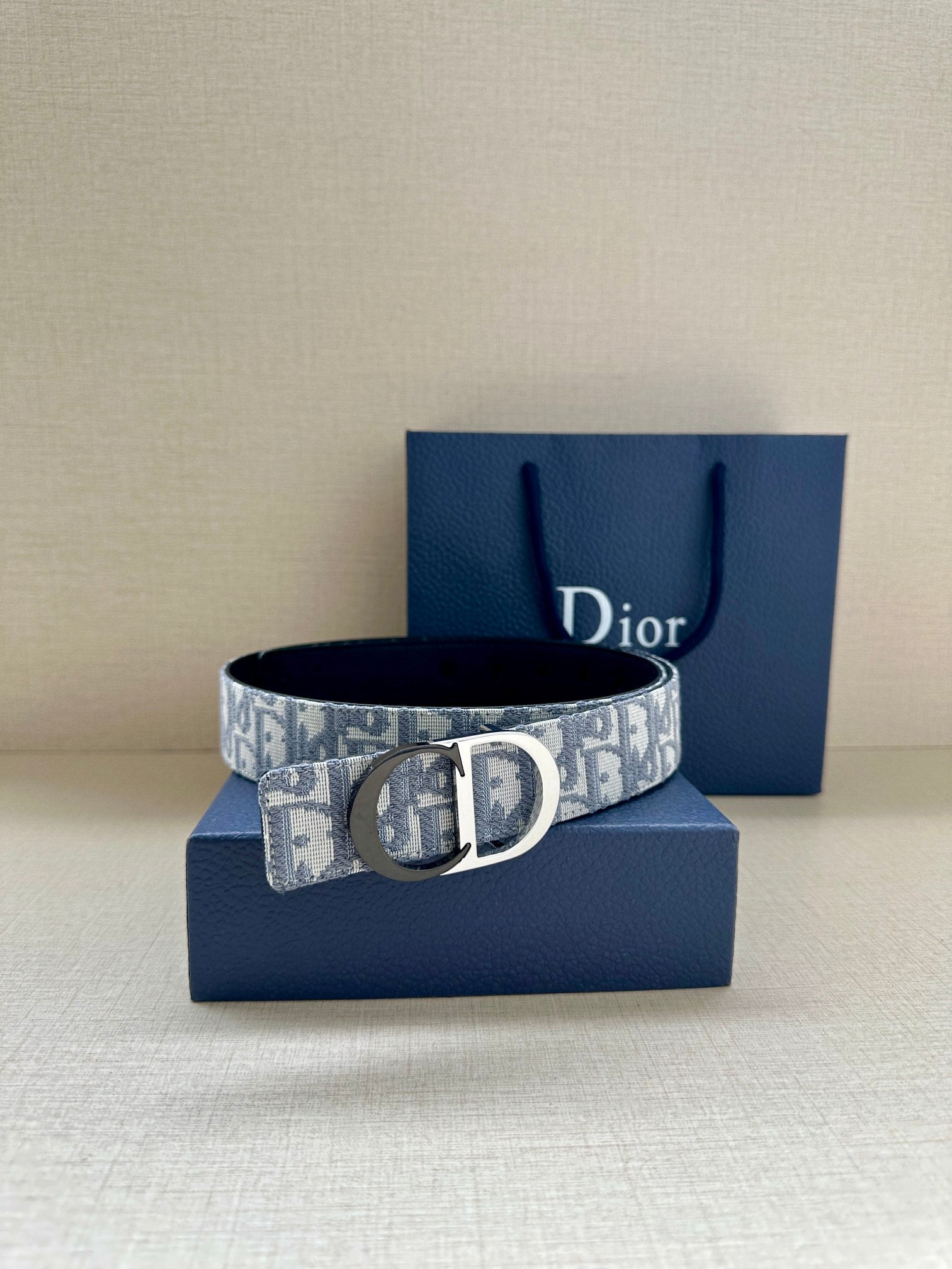 Light blue jacquard belt with circular silver buckle