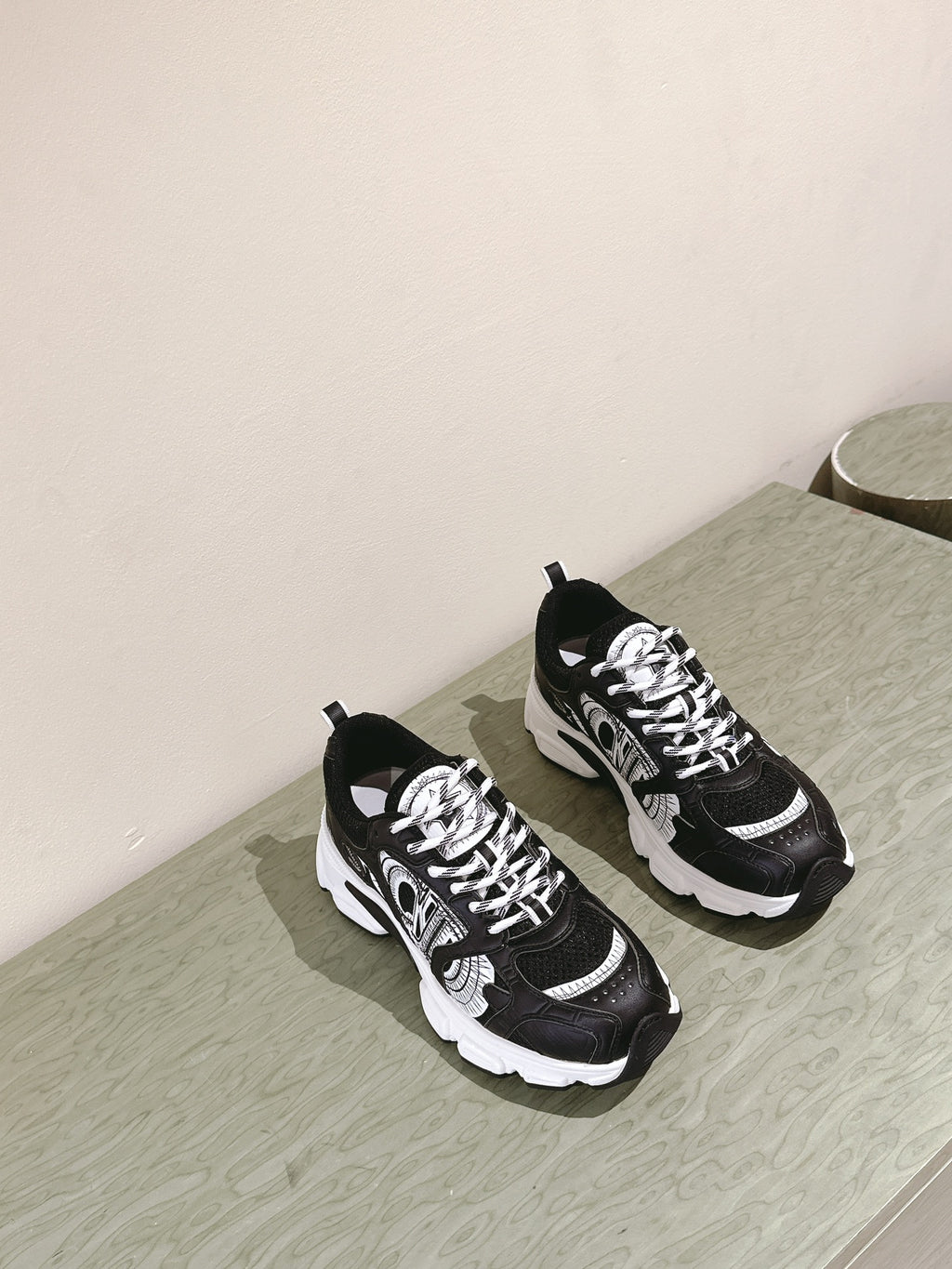 Unisex sneakers with black uppers and white soles, lace-up design