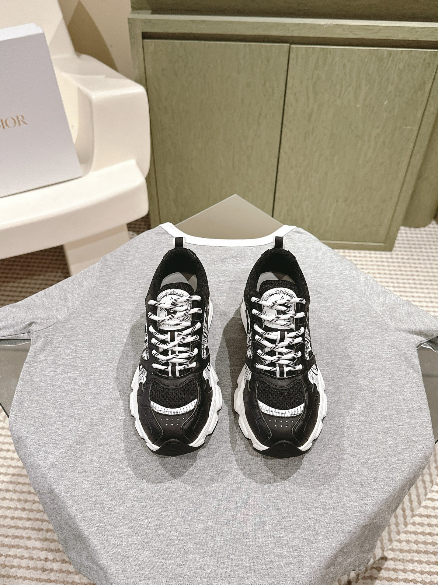 Unisex lace-up sneakers in black and white with graphic panels