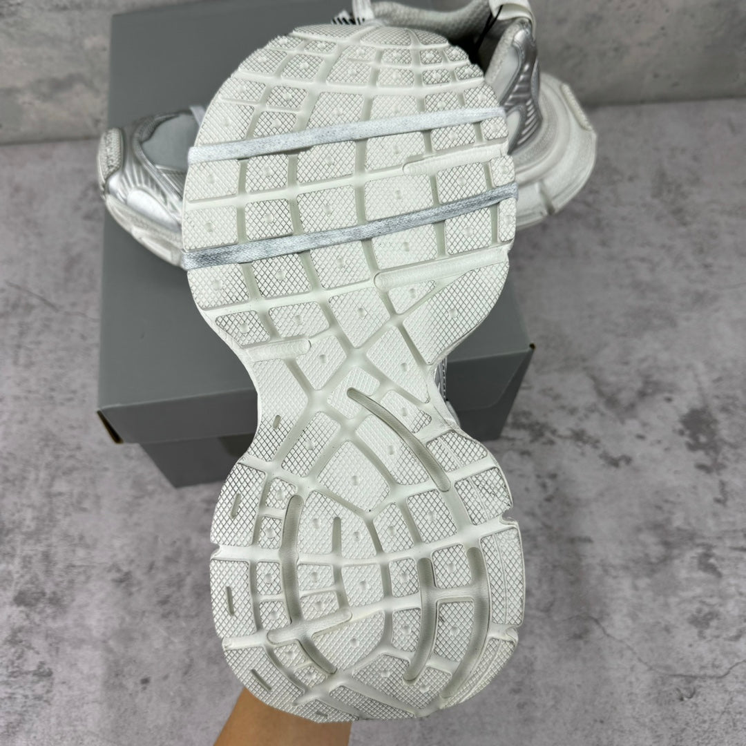 Balenciaga silver sneaker outsole view, tread pattern