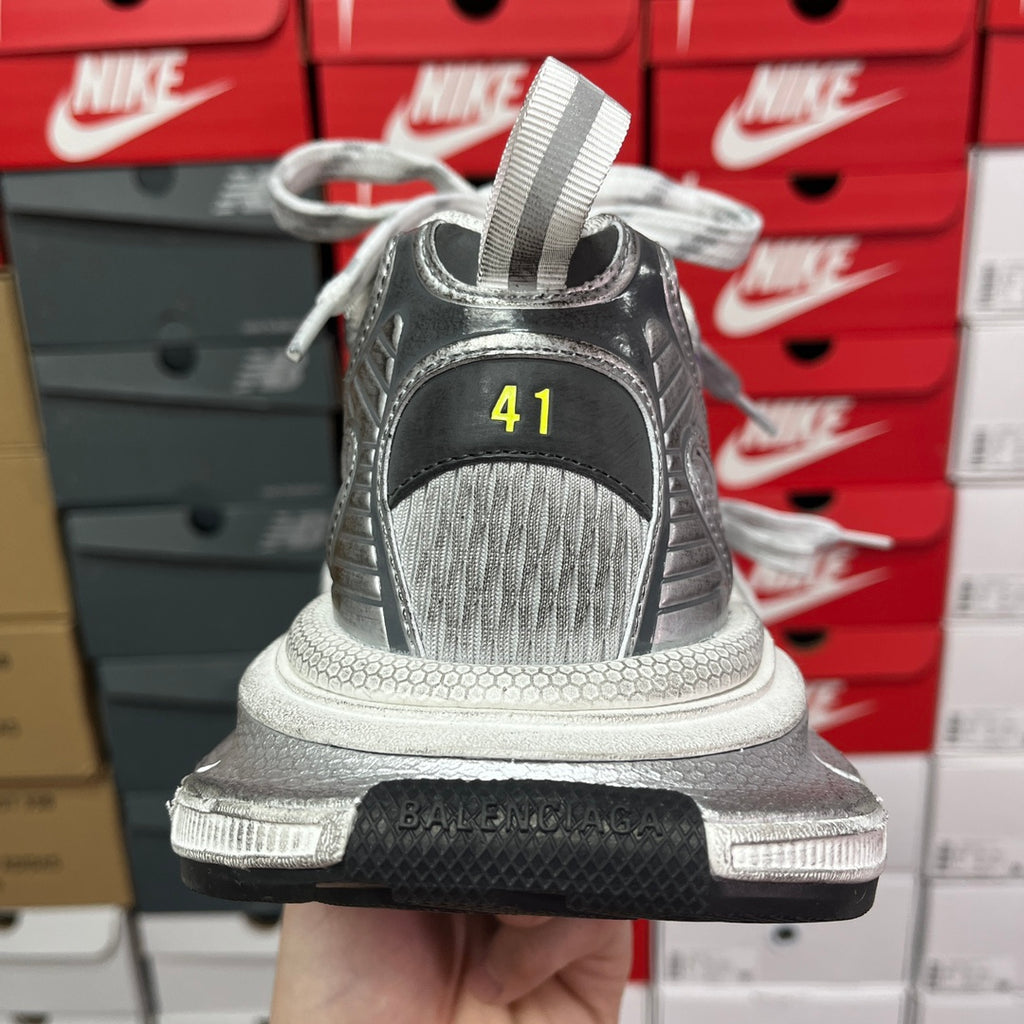 Unisex sneakers, back heel with "41" label and Balenciaga logo on midsole